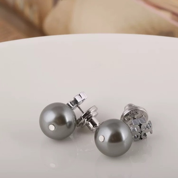 Tory Burch Small Silver Logo Gray Pearl Drop Earrings - Picture 4 of 10